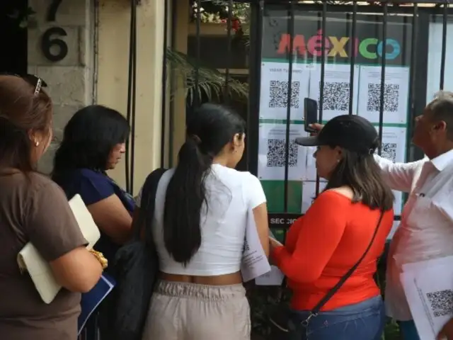 Ciudadanos llegan a la embajada de México para solicitar una visa