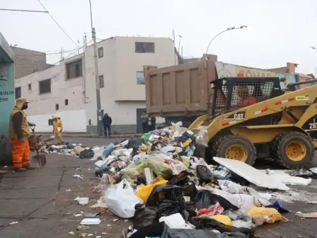 Alcalde de Comas envía volquetes para limpiar calles repletas de basura del Cercado de Lima