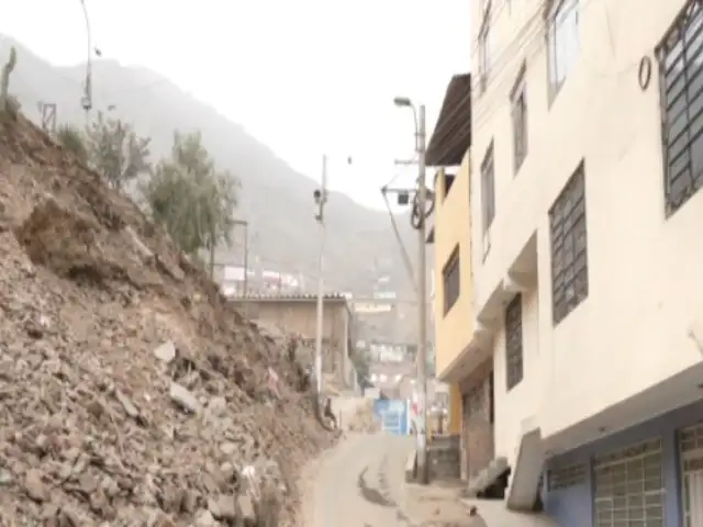 Independencia: retiran escombros de muro de contención que cayó hace un mes