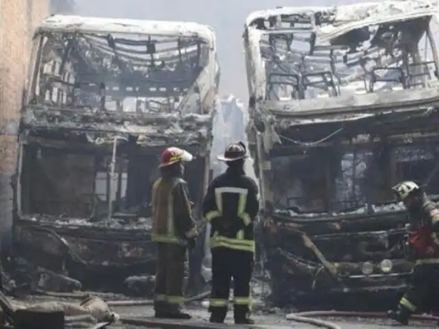 Incendio en taller mecánico de Ate dejó a un trabajador con quemaduras en el brazo