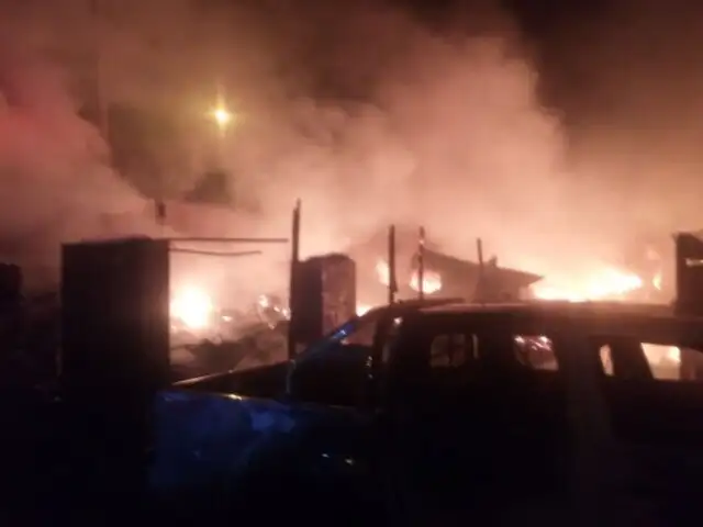 Prenden fuego a vehículo y dejan explosivo en los exteriores de Reniec en Trujillo