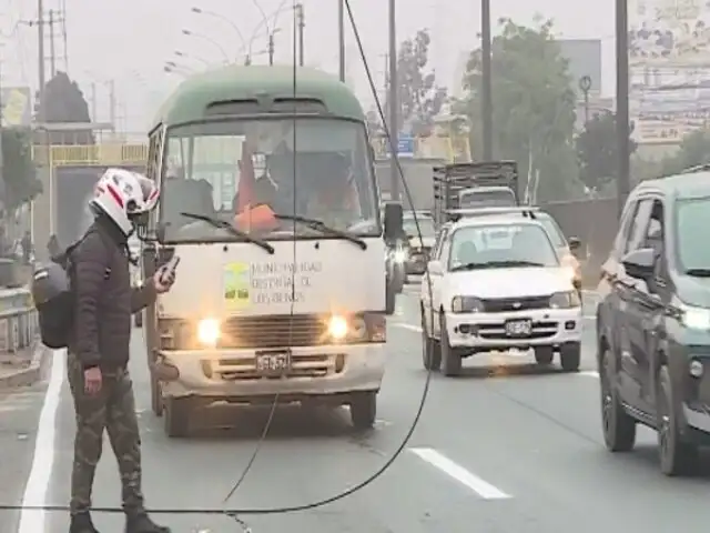 Independencia: motociclista se engancha con cable colgado y casi es atropellado