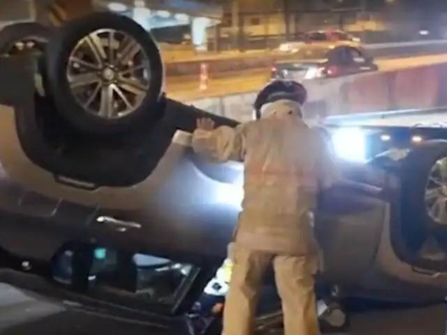 ¡Se salvó de morir!: Conductor sale ileso tras volcar su vehículo en SMP