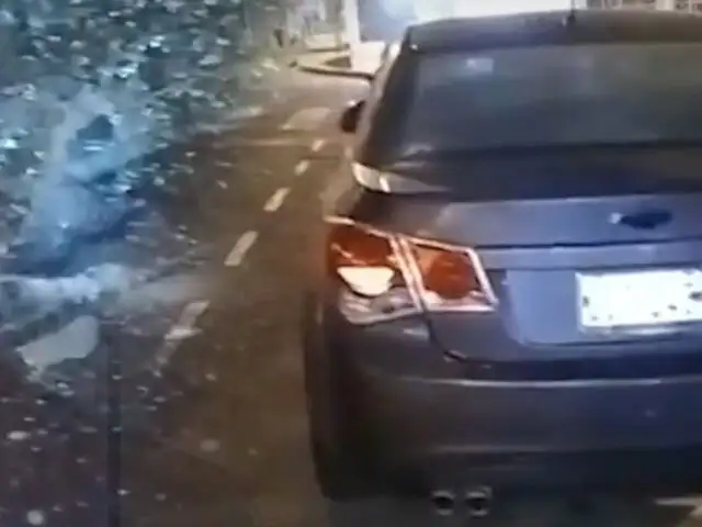 ¡Fue una ráfaga de balas!: Presuntos sicarios atacan un auto en pleno movimiento en Ventanilla