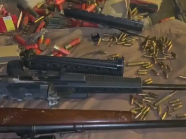 San Isidro: intervienen a dos sujetos con decenas de armas ocultas en su vehículo