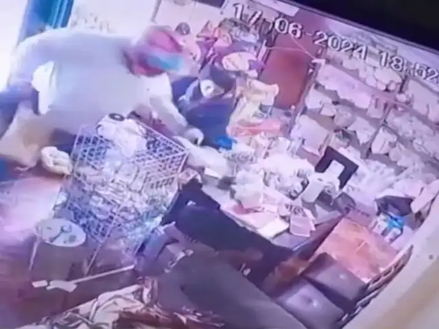 ¡De nunca terminar! Delincuentes golpean a adulta mayor para robar dentro de tienda en Comas