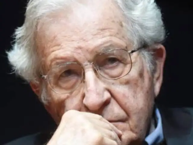 Noam Chomsky no ha muerto: así desmintió el rumor su esposa tras difusión fake en redes