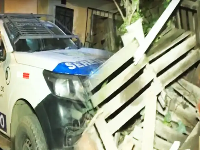 ¡Casi atropella a unos vecinos!: Camioneta de serenazgo se estrella y causa daños en 3 viviendas de VMT