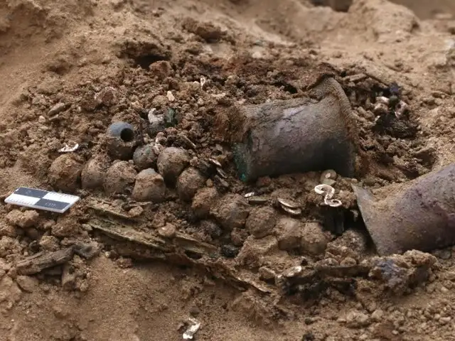 Hallan restos óseos de 11 individuos y ornamentos en conjunto amurallado de Chan Chan