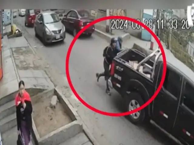 ¡Se lo llevaron empujando! Delincuentes roban camioneta en San Juan de Lurigancho