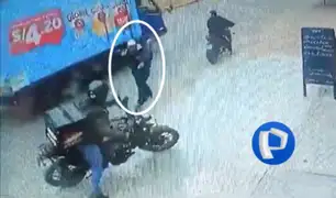 Repartidor de comida se salva de ser asaltado al ingresar con su moto a restaurante