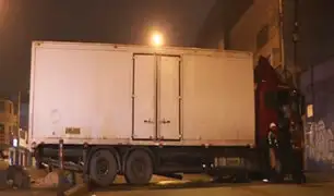 Camión cargado de mercadería se despista y causa graves daños en vivienda de La Victoria