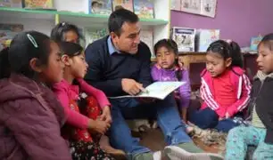 Danny Bernales: la historia del maestro que incentiva el amor por la lectura en zonas rurales