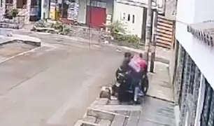 Mujer sorprende a falso delivery y se lanza sobre él cuando huía en su moto