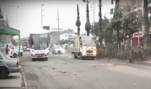 Los Olivos: conductores hacen maniobras peligrosas por mal estado de pistas en Av. Huandoy