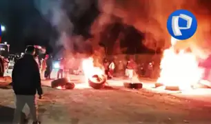Bloquean con piedras, llantas quemadas y palos carretera central para exigir obras al Gobierno