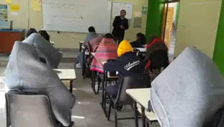 Huancavelica: escolares estudian abrigados con frazadas debido a bajas temperaturas