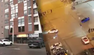 ¡Imprudentes al volante!: Conductores realizan maniobras temerarias al costado de centro comercial en San Miguel