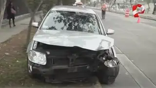 Accidente de tránsito en Lince: vehículo impacta contra poste de luz