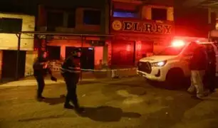 ¡Sigue desangrándose! Dos muertos tras balacera a las afuera de una pollería en SJL