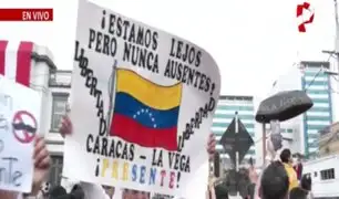 Venezolanos esperan resultados de elecciones presidenciales afuera de embajada