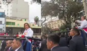 Dina Boluarte: le gritan “corrupta” en su entrada al Desfile Militar