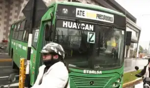 Bus de transporte público se despista a metros de Plaza San Miguel