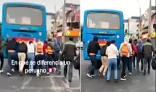 Pasajeros empujan bus averiado para llegar a sus trabajos: "La unión hace la fuerza"