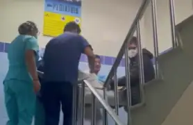 Hospital de Huacho: pacientes son trasladados en sábanas por la escalera tras fallas de ascensor