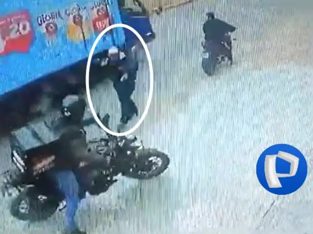 Repartidor de comida se salva de ser asaltado al ingresar con su moto a restaurante