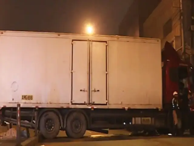 Camión cargado de mercadería se despista y causa graves daños en vivienda de La Victoria
