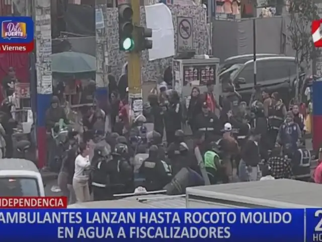 Independencia: ambulantes se enfrentan con fierros a fiscalizadores en medio de desalojo