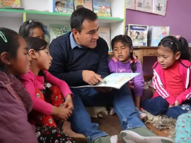 Danny Bernales: la historia del maestro que incentiva el amor por la lectura en zonas rurales