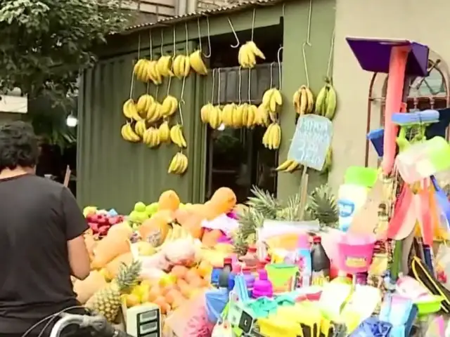 Surquillo: comerciantes venden sus productos en la calle tras cierre de mercado