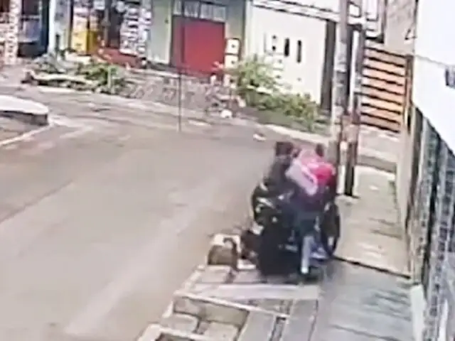 Mujer sorprende a falso delivery y se lanza sobre él cuando huía en su moto