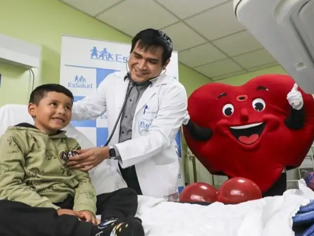 ¡Digno de aplaudir! Salvan vida de niño de 8 años con un mal incurable en el corazón