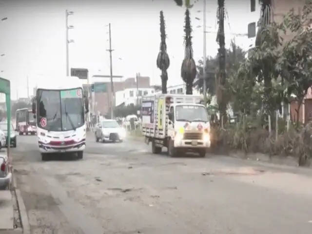 Los Olivos: conductores hacen maniobras peligrosas por mal estado de pistas en Av. Huandoy