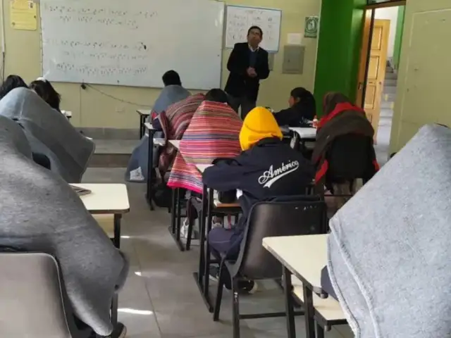 Huancavelica: escolares estudian abrigados con frazadas debido a bajas temperaturas