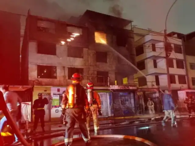 Bombero que cayó de tercer piso en incendio en avenida Aviación se viene recuperando