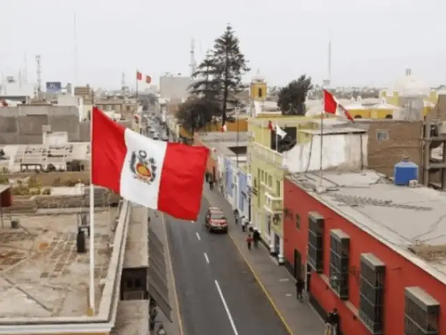 Cercado de Lima: desde este lunes impondrán multas por no colocar banderas en sus viviendas