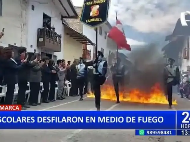 ¡Insólito! Escolares desfilan en medio de fuego en Cajamarca