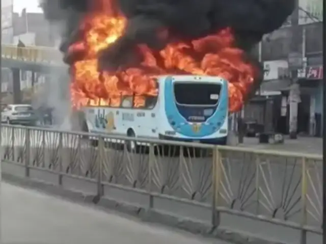 SMP: bus de transporte público se incendia al frente de la Universidad Nacional de Ingeniería