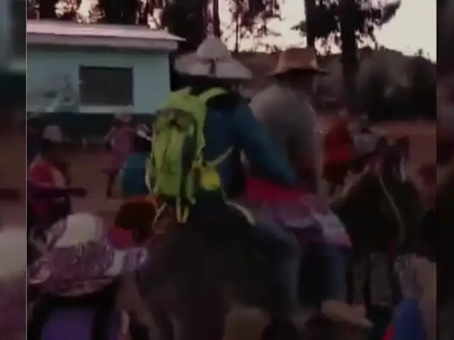 Cusco: comuneros obligan a montar burro y usar pollera a alcalde de distrito de Omacha