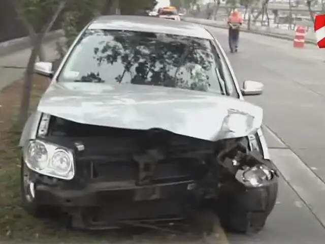 Accidente de tránsito en Lince: vehículo impacta contra poste de luz