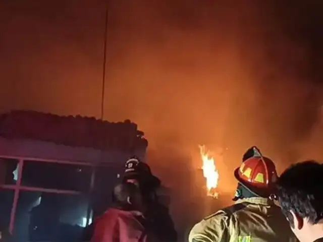 Ventanilla: voraz incendio redujo a cenizas al menos diez viviendas de un asentamiento humano