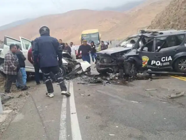 Al menos dos muertos y tres heridos deja choque frontal de patrullero con automóvil en Arequipa