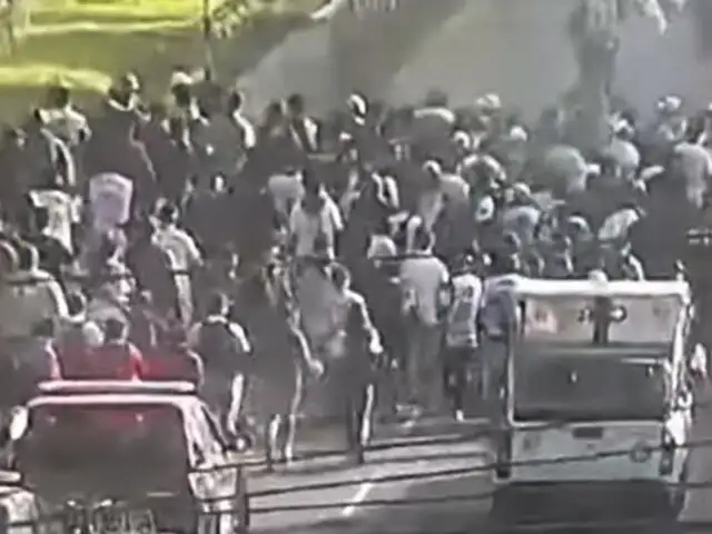 Autos quedan destrozados por ataque de pseudo barristas en Ate