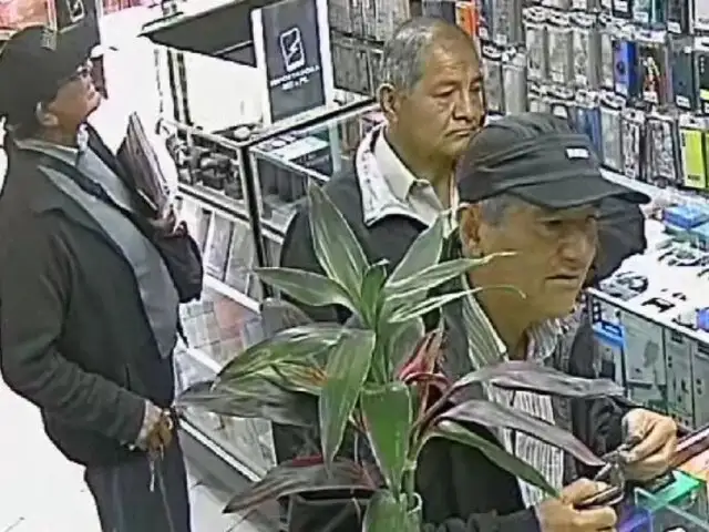 Comas: adultos mayores son acusados de integrar banda que robó 23 celulares de tienda