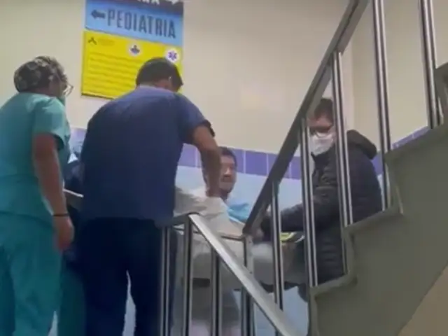 Hospital de Huacho: pacientes son trasladados en sábanas por la escalera tras fallas de ascensor