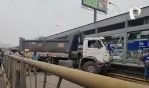 Intentó esquivar combi en av. Túpac Amaru: volquete se despista y choca contra estación de Metropolitano